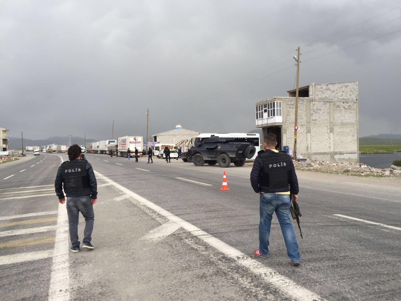 Doğubayazıt- Çaldıran yolunu kesen PKK'lılar 12 aracı yaktı