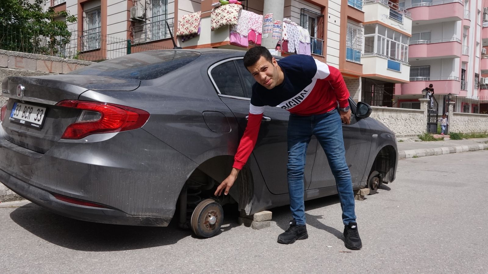 Aracını bu halde görünce hayatının şokunu yaşadı Aracını bu halde görünce hayatının şokunu yaşadı