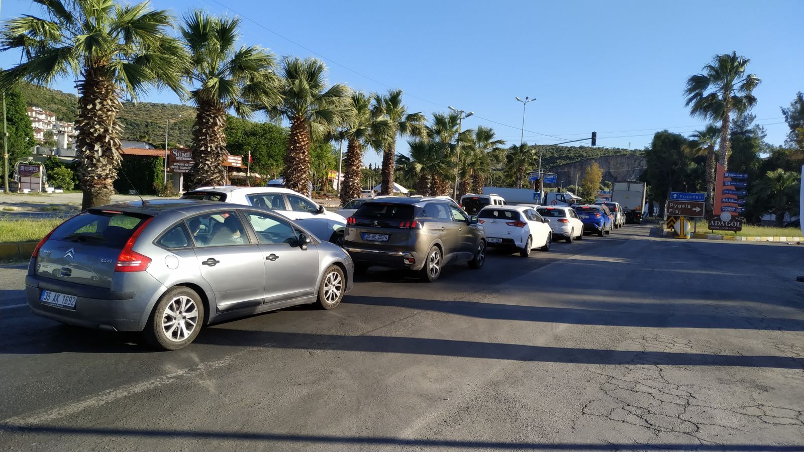 Kuşadası'na araç akını sürüyor