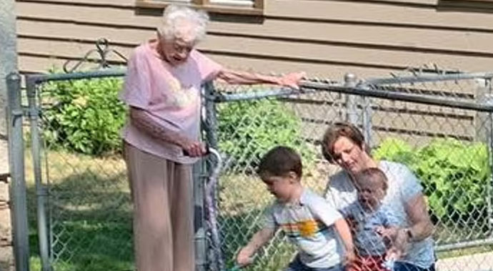 Biri 2, diğeri 99 yaşında! Yedikleri içtikleri ayrı gitmiyor Biri 2, diğeri 99 yaşında! Yedikleri içtikleri ayrı gitmiyor