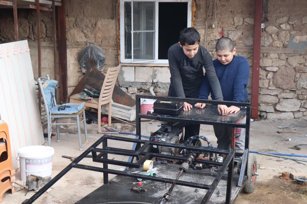 Diziden esinlenen iki kuzen, hurdacıdan topladıkları malzemelerle kendi araçlarını yaptı