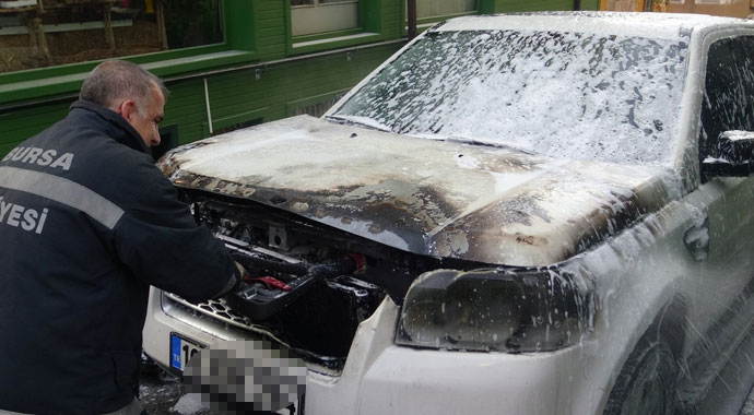 Park halindeki lüks cip alev alev yandı!