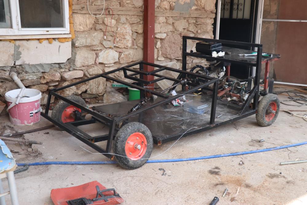 Diziden esinlenen iki kuzen, hurdacıdan topladıkları malzemelerle kendi araçlarını yaptı