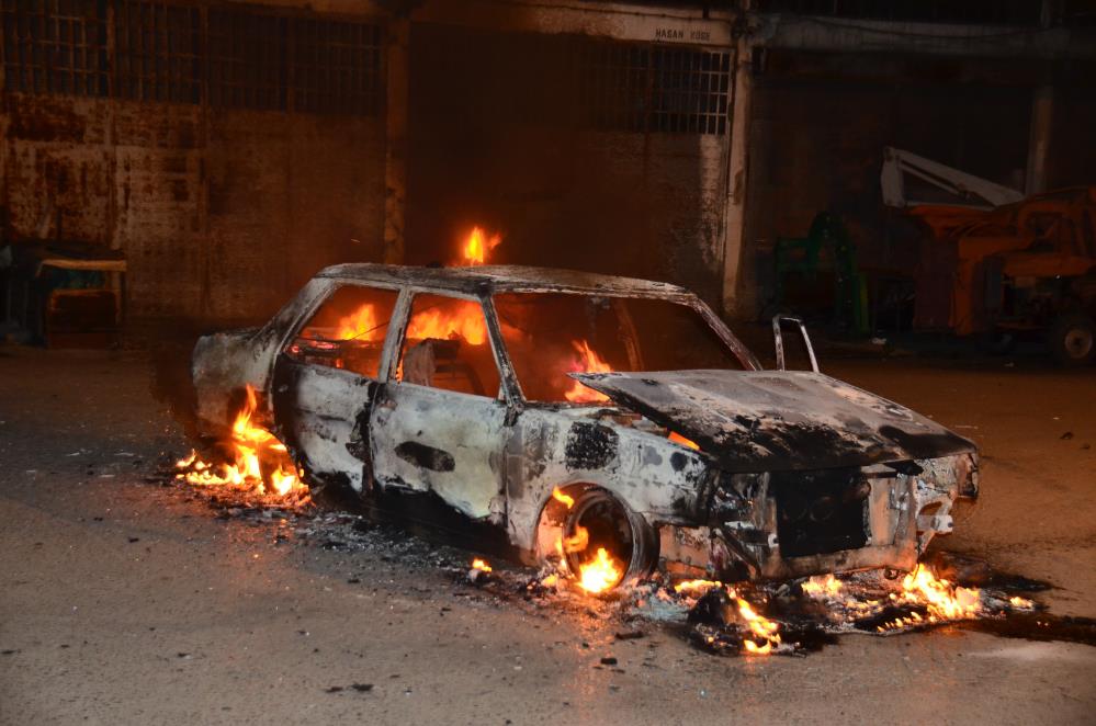 Aracı arıza yapınca sinirlenip ateşe verdi, sönene kadar başında bekledi