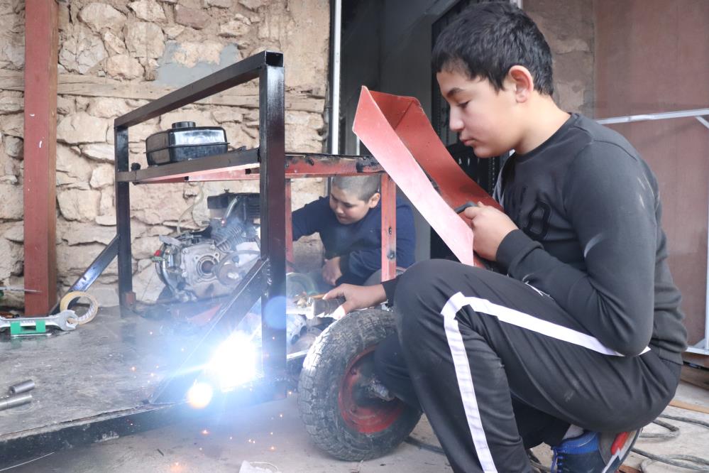 Diziden esinlenen iki kuzen, hurdacıdan topladıkları malzemelerle kendi araçlarını yaptı