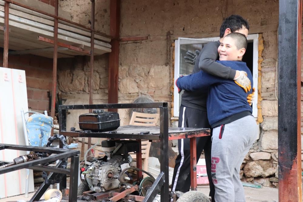 Diziden esinlenen iki kuzen, hurdacıdan topladıkları malzemelerle kendi araçlarını yaptı