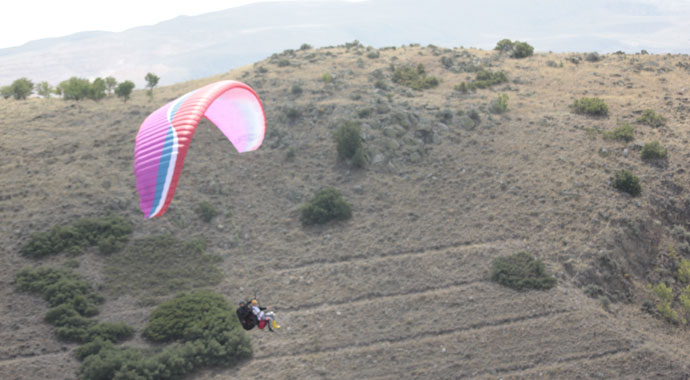 Paraşütle atladı, havada çay doldurdu