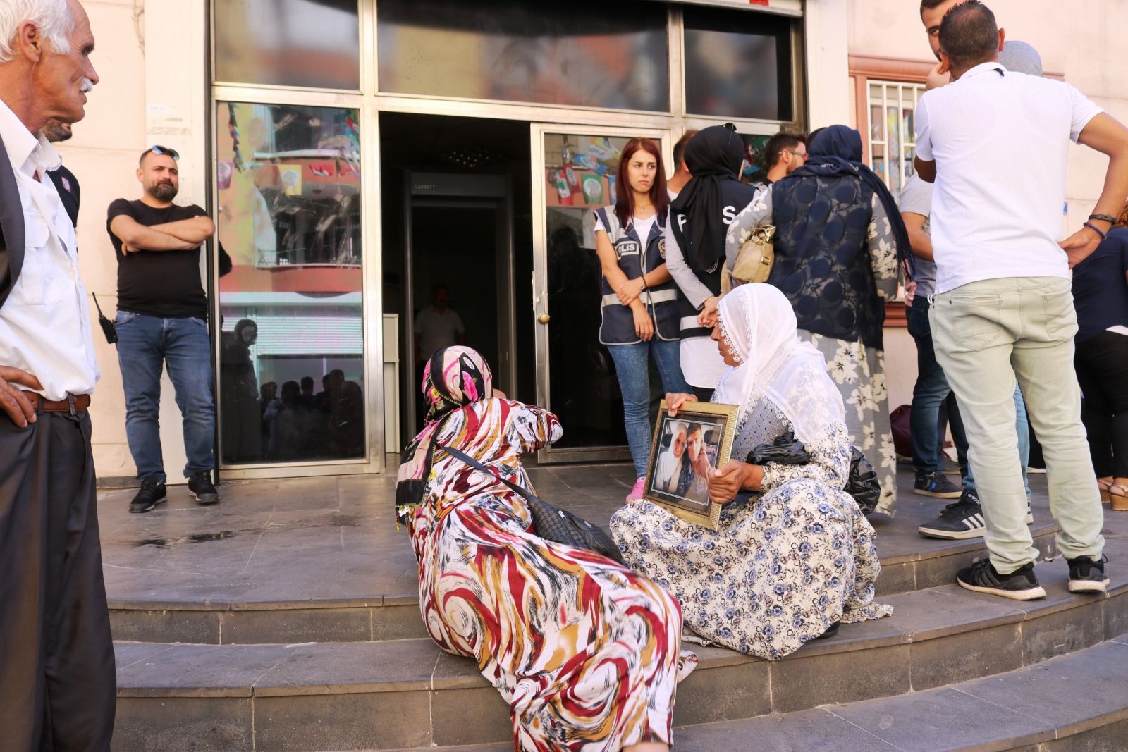 HDP’liler ile oturma eylemi yapan aileler arasında arbede çıktı
