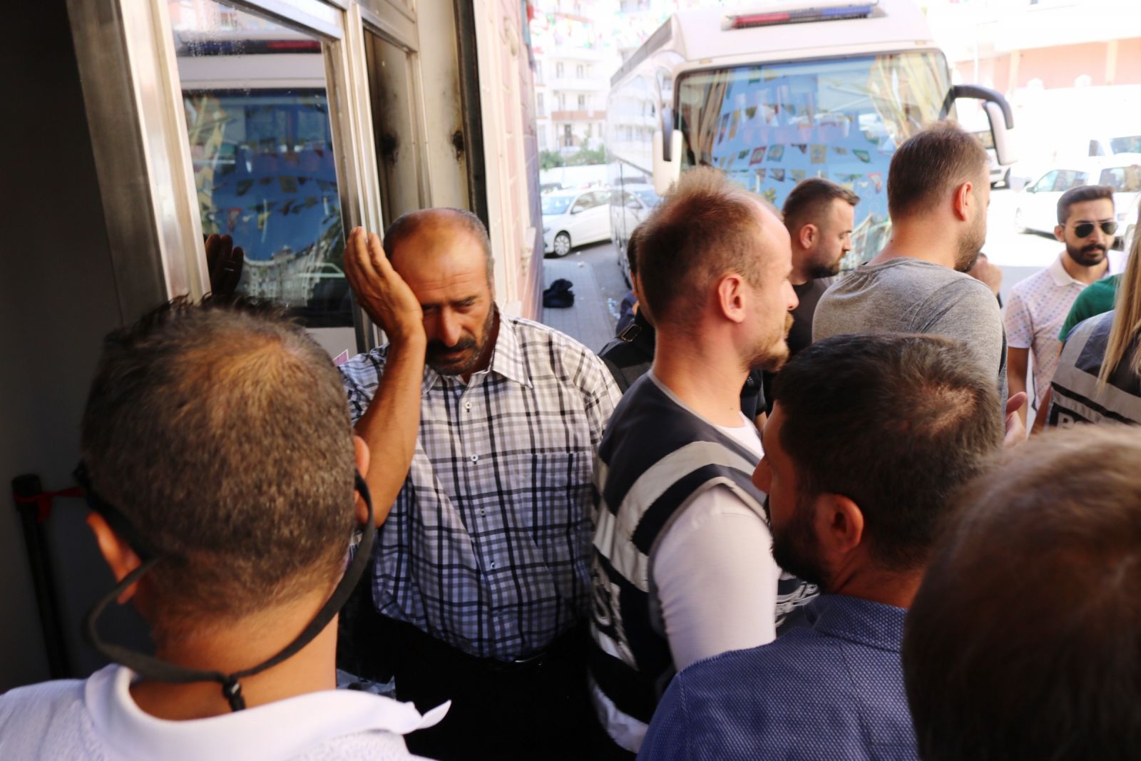 HDP’liler ile oturma eylemi yapan aileler arasında arbede çıktı