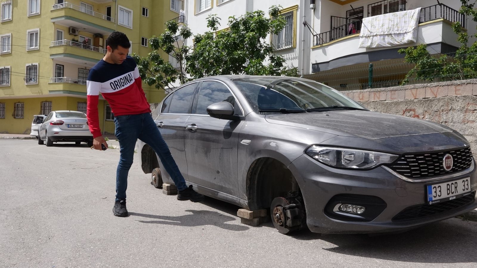 Aracını bu halde görünce hayatının şokunu yaşadı Aracını bu halde görünce hayatının şokunu yaşadı