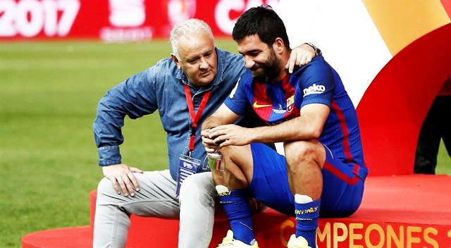 Arda Turan, Barcelona'nın şampiyonluk kutlamalarında yalnız kaldı