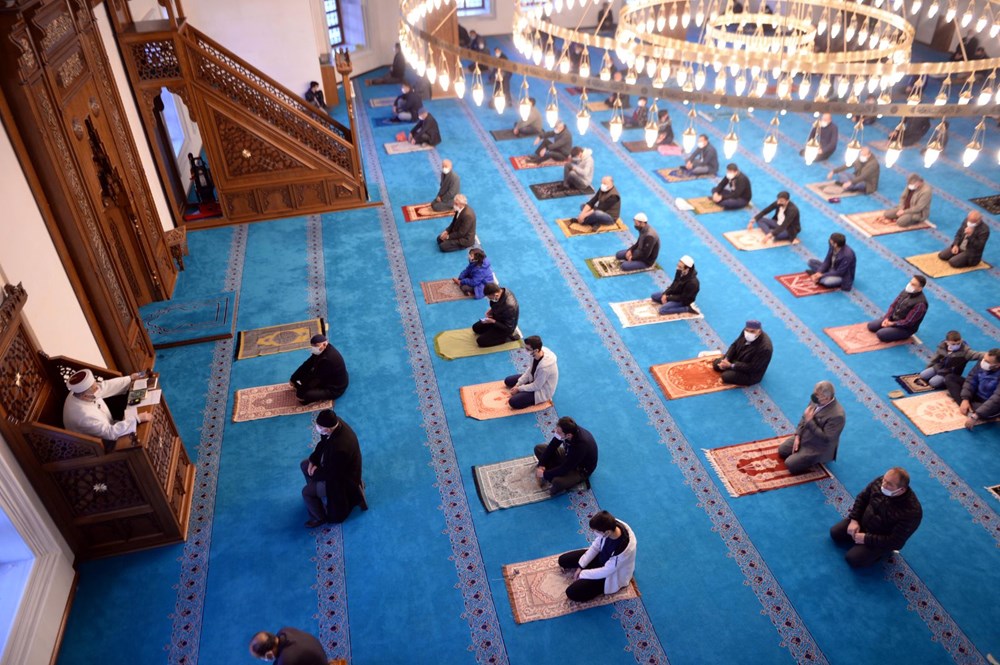 Sosyal mesafe ve maskeli bayram namazı