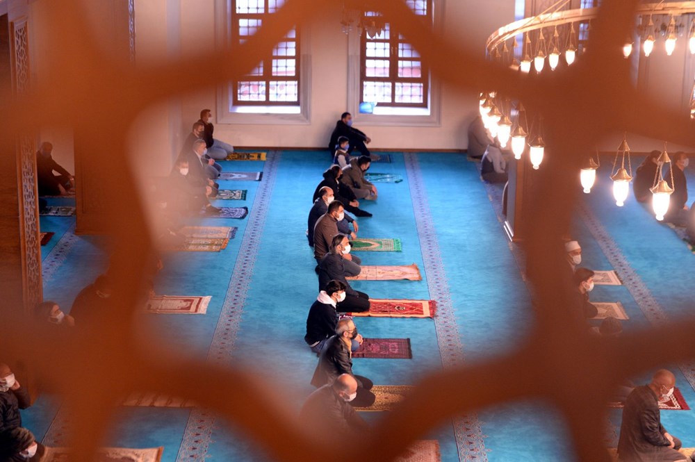 Sosyal mesafe ve maskeli bayram namazı
