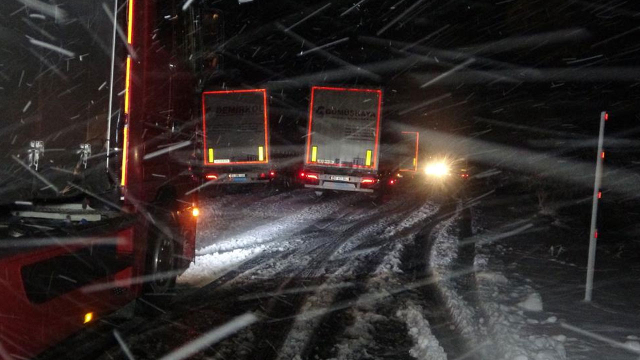 Eylül ayında kar çilesi: Tipi yolları kapattı