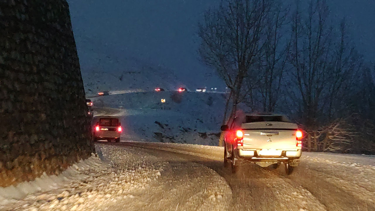 Van'da kar yağışı etkili oldu, sürücüler yolda kaldı