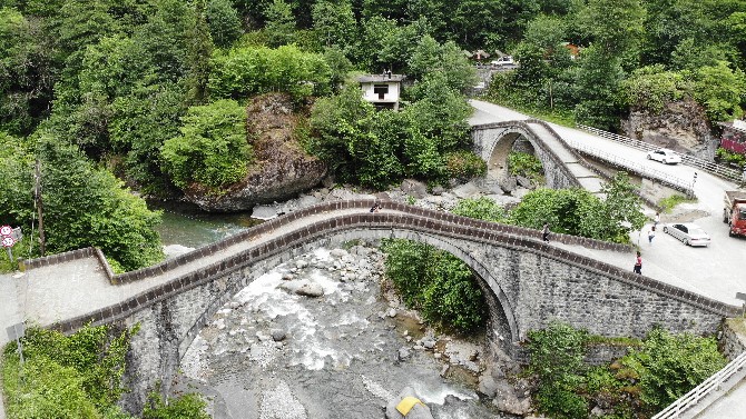 Sel köprüyü yuttu... Vatandaşlar şoku yaşadı!