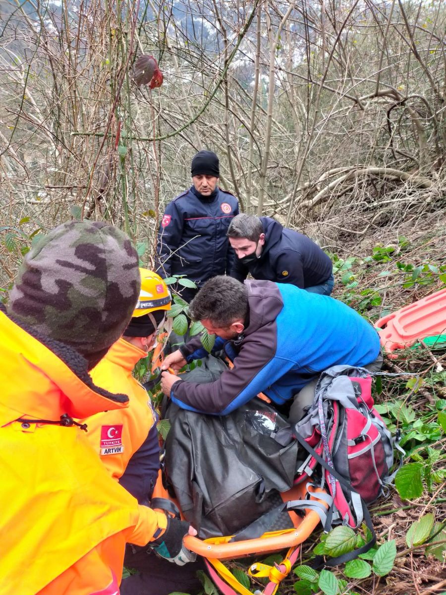 Artvin'de kamyonet uçuruma yuvarlandı, 2 kişi öldü