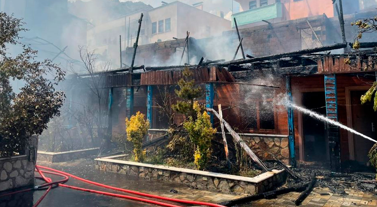 Artvin’de çıkan yangında otel kullanılamaz hale geldi Artvin’de çıkan yangında otel kullanılamaz hale geldi