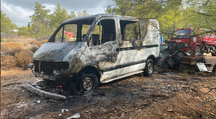 Kamyonet ve arı kovanları alev alev yandı