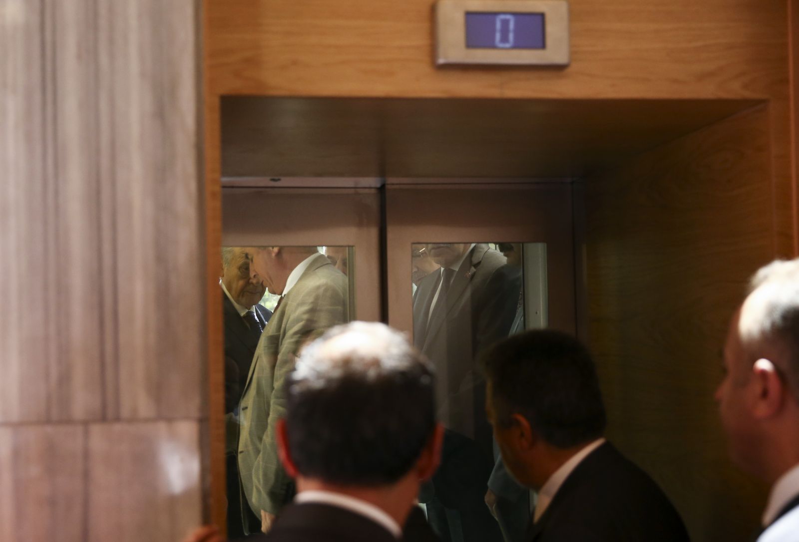 Devlet Bahçeli asansörde mahsur kaldı