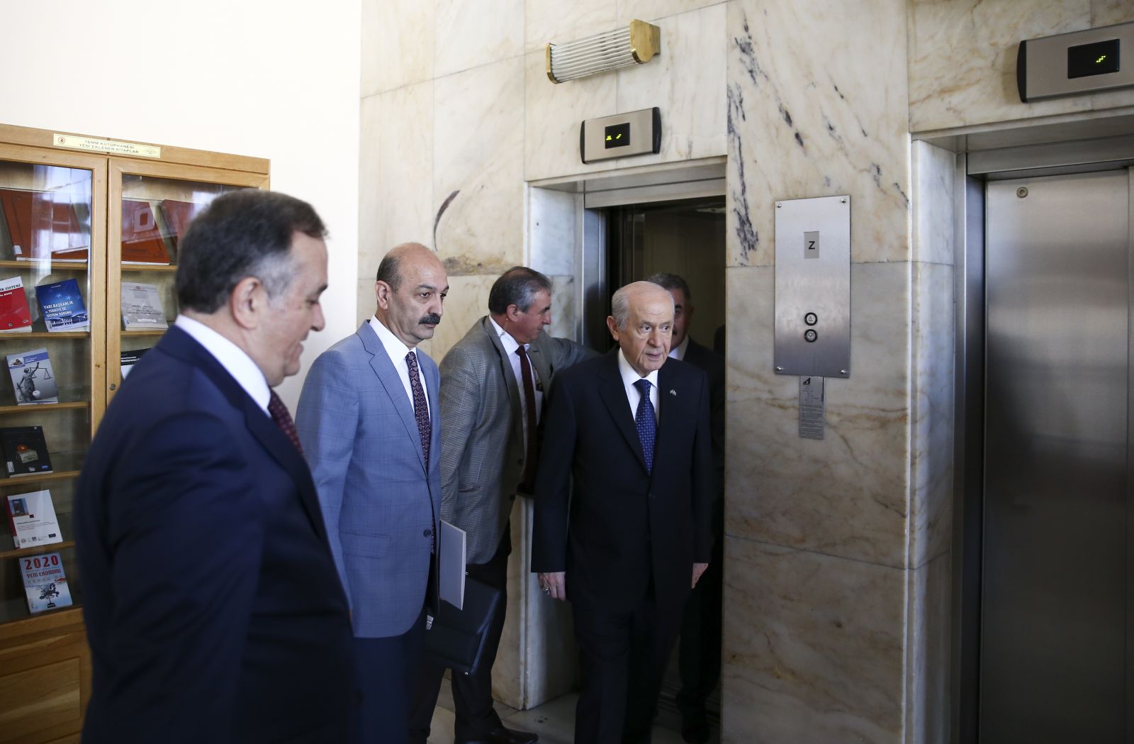 Devlet Bahçeli asansörde mahsur kaldı