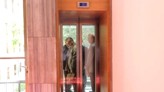 Devlet Bahçeli asansörde mahsur kaldı