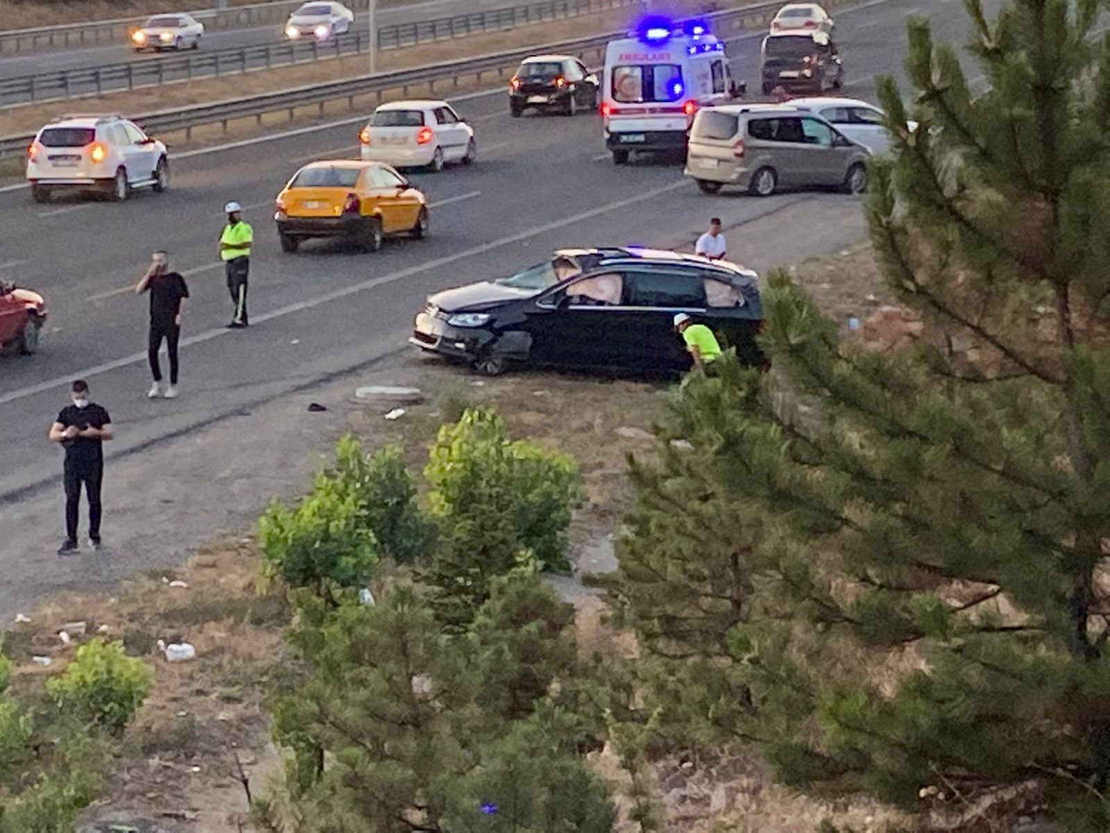 Hatalı sollama zincirleme kazaya sebep oldu, ölü ve yaralılar var