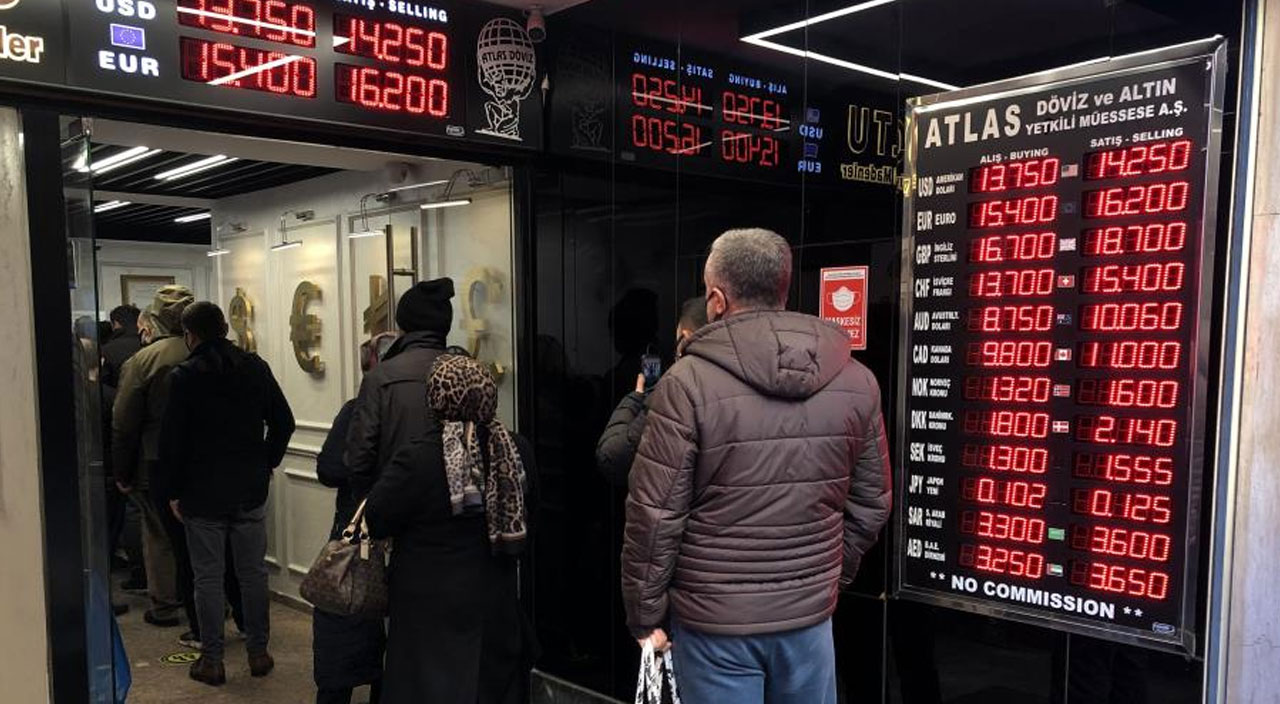 Dövizin düşmesiyle Kapalıçarşı’da uzun kuyruklar oluştu