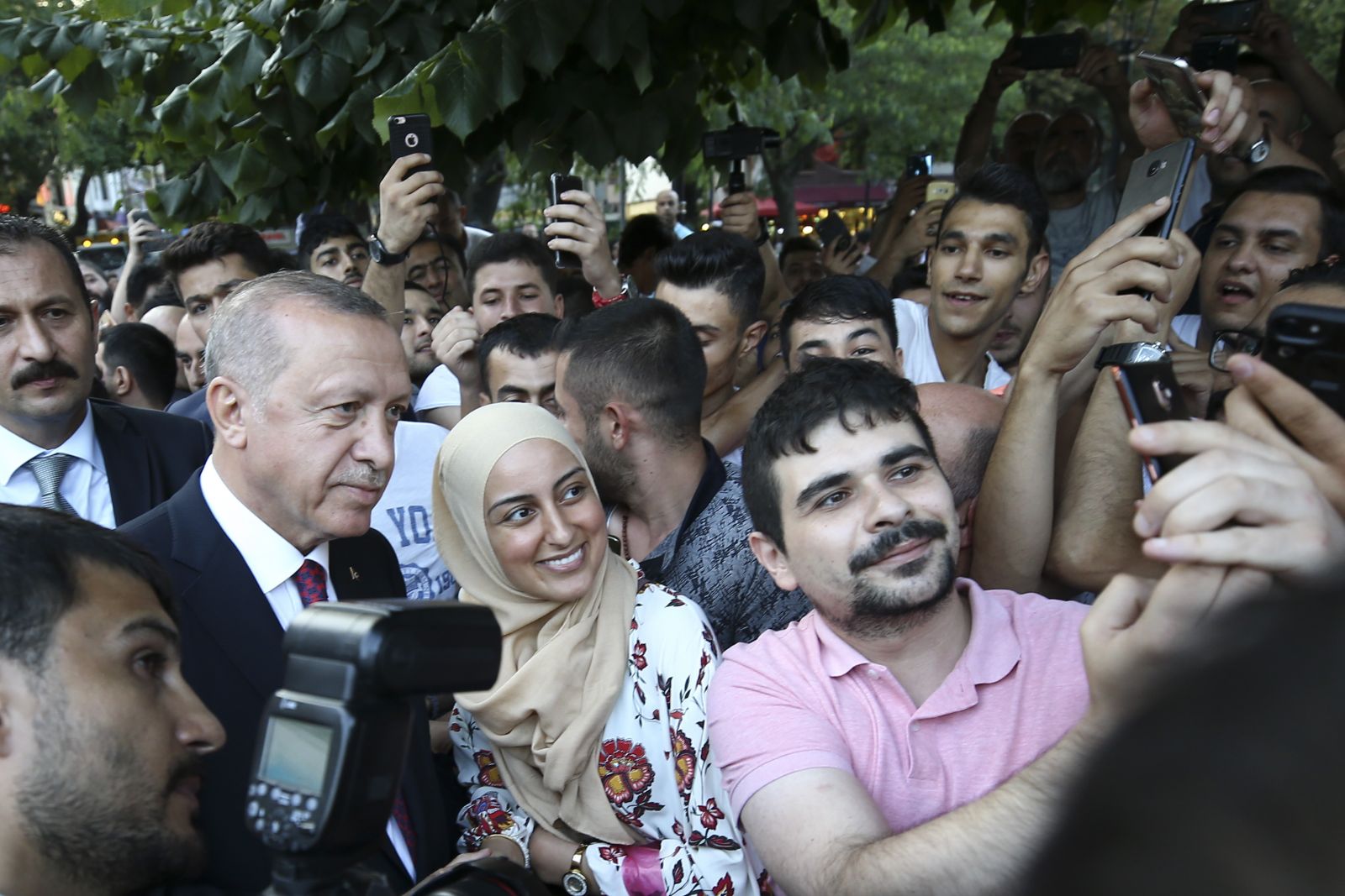 Cumhurbaşkanı Erdoğan Sultanahmet'te vatandaşlarla bir araya geldi