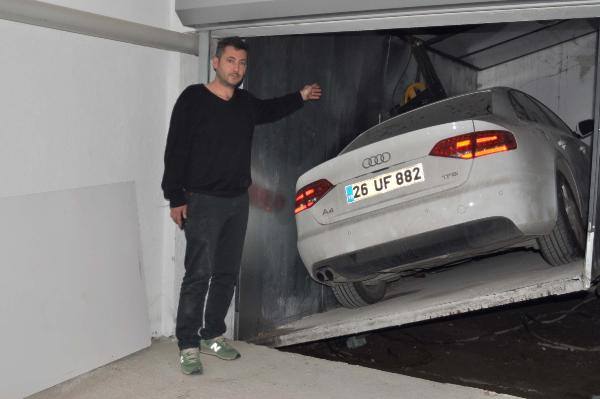 Otomobilini 1 yıldır apartman asansöründen çıkaramıyor