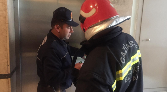 Arızayı gidermeye çalışan işçi asansör boşluğuna düştü