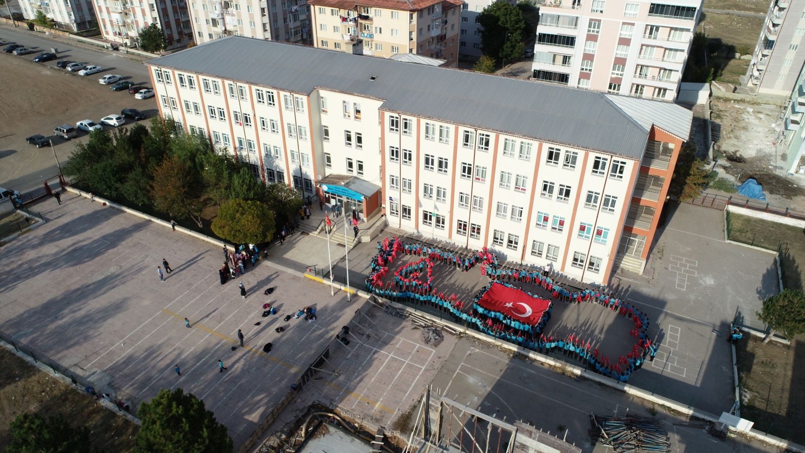 Ortaokul öğrencilerinden Türk bayrağı koreografili destek