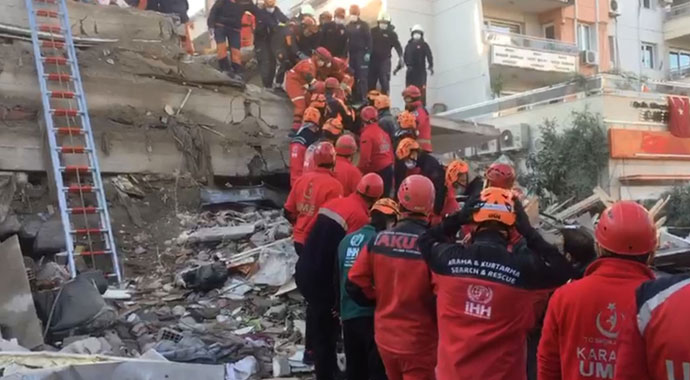 Bakan Koca enkazdan 33 saat sonra kurtarılan yaşlı adamı ziyaret etti