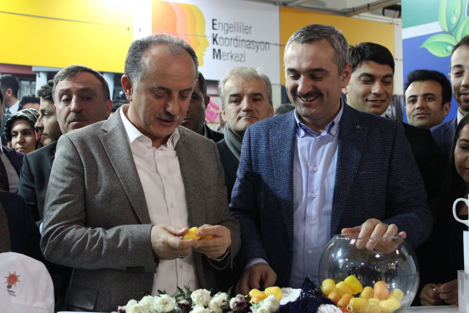 AK Parti İstanbul İl Başkanlığı engellileri tekerlekli sandalyeye kavuşturdu