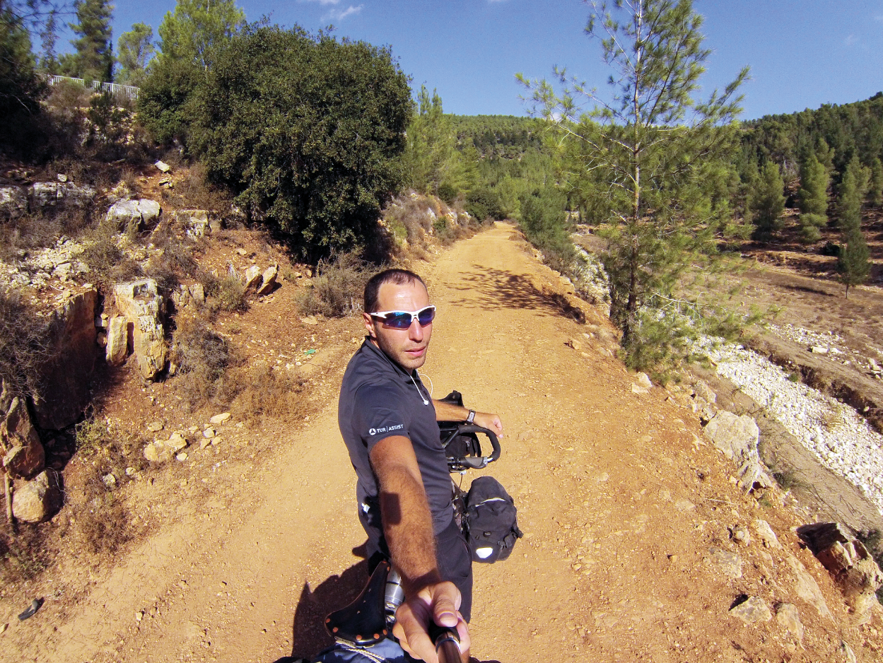 Dünyayı bisiklete sığdırdı