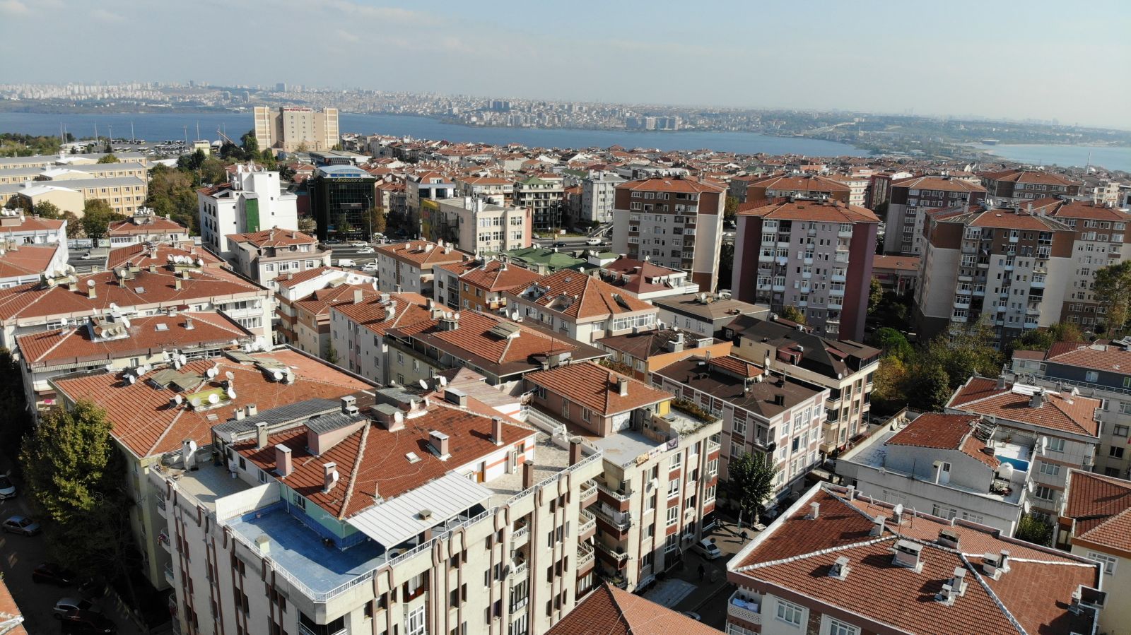 Avcılar’da birçok vatandaş hasarlı evlerinden taşınıyor