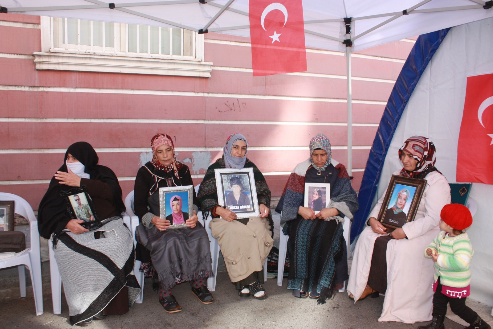 HDP önündeki ailelerin evlat nöbeti 71'inci günde