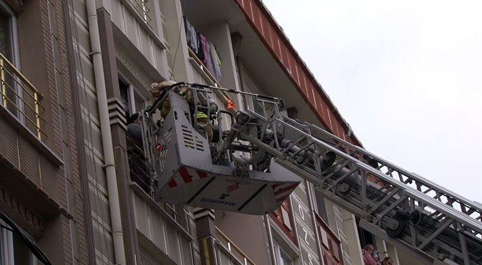 Esenyurt'ta korkutan yangın! Mahsur kalan anne ve bebeği kurtarıldı