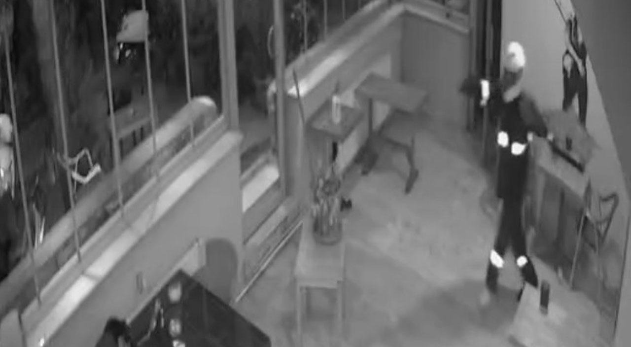 Kafeteryada korku dolu anlar: Kurye kılığında içeri girdi, “Mesut kim” diyerek rastgele ateş açtı