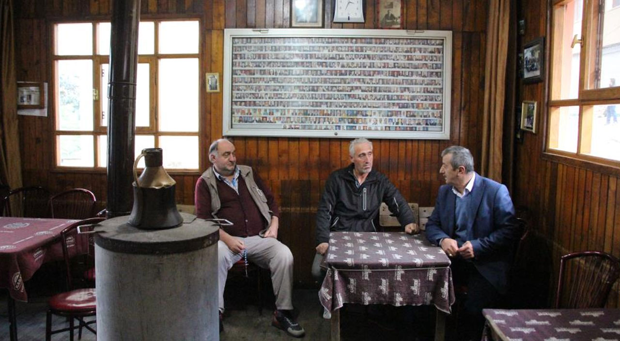 kahvehanecinin ilginç koleksiyonu: Ölen kişilerin fotoğraflarını topluyor