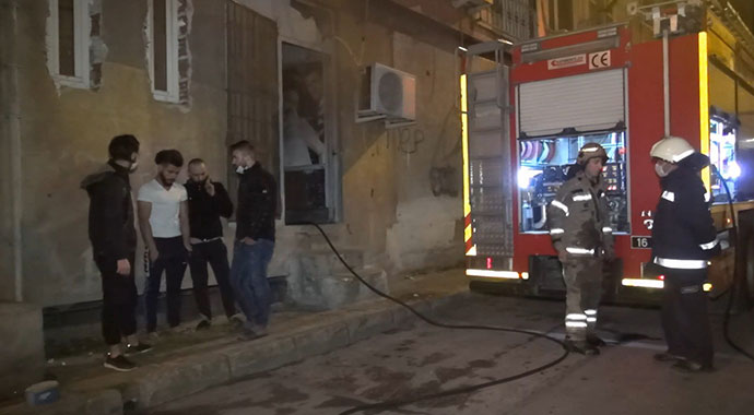 'Bu kadarına pes' dedirtti! Evi yanarken canlı yayın yaptı