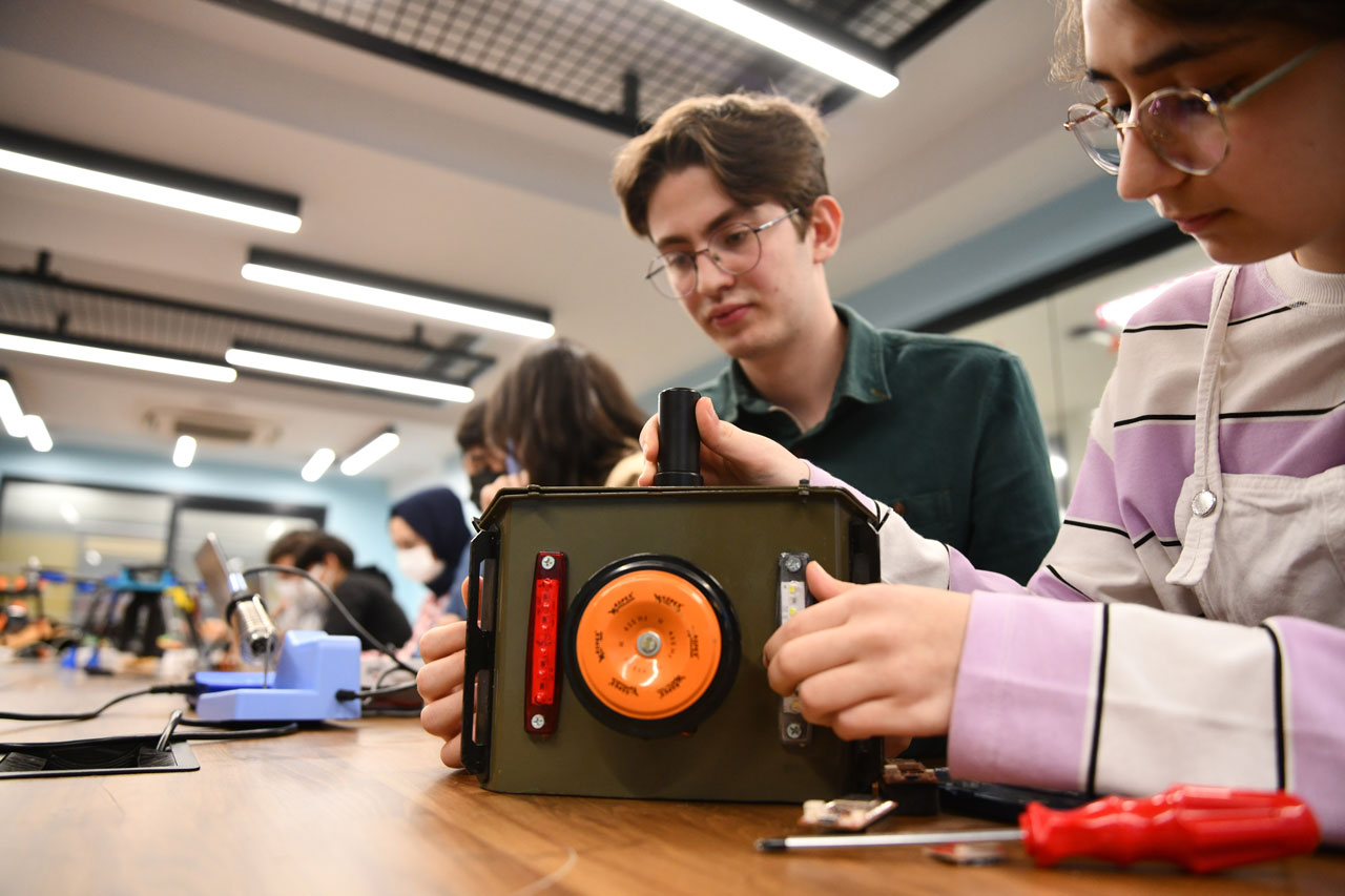 Gaziantepli öğrenciler Mehmetçik için uyarı radarı üretti