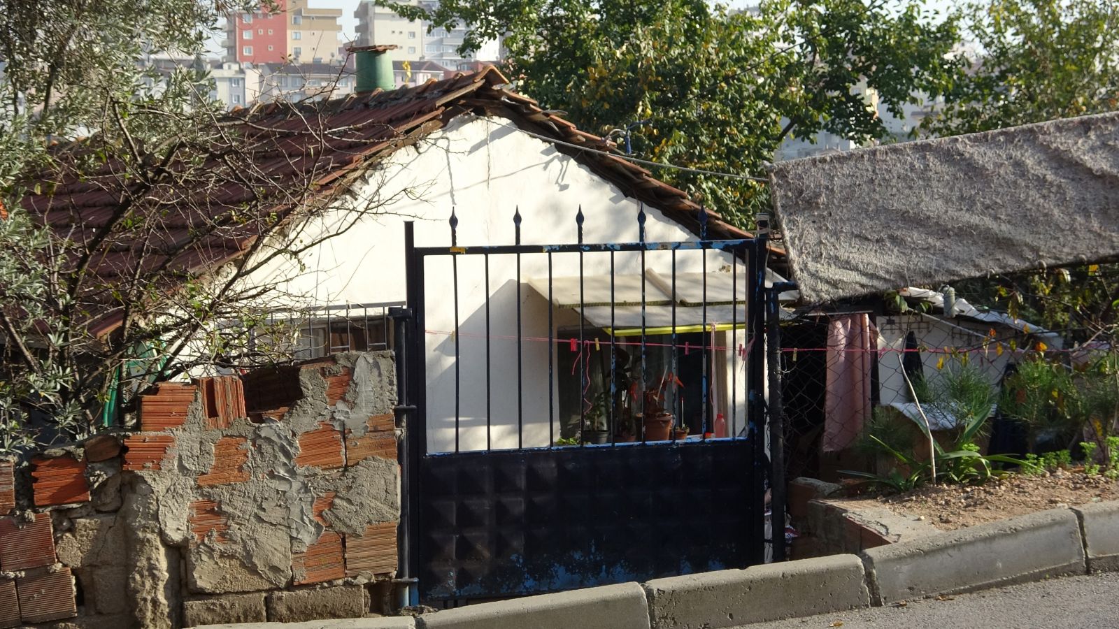 Vatandaşlara yardım eden hayırsever Tuzla'da ortaya çıktı Vatandaşlara yardım eden hayırsever Tuzla'da ortaya çıktı