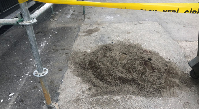 Camları silmek için iskeleye çıkan işçi asfalta çakıldı