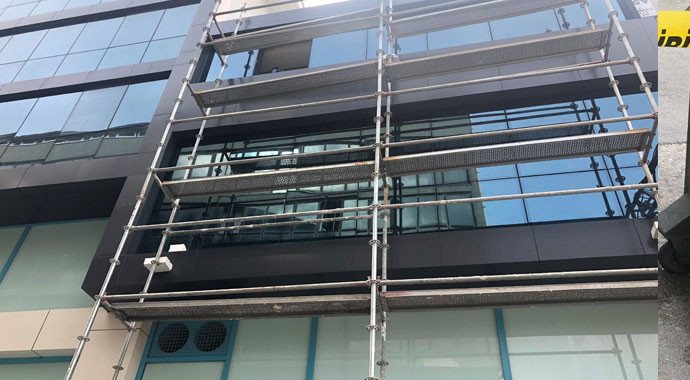 Camları silmek için iskeleye çıkan işçi asfalta çakıldı