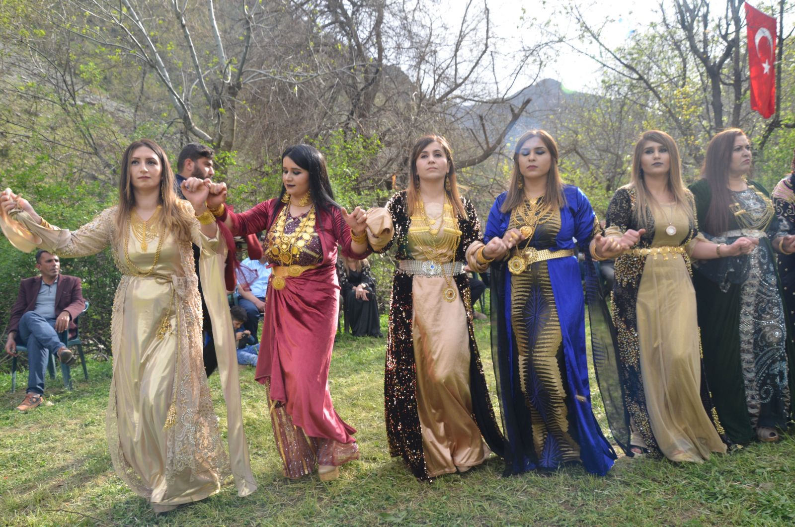 Aşiret düğününde damada 200 bin lira, geline 1 kilo altın takıldı