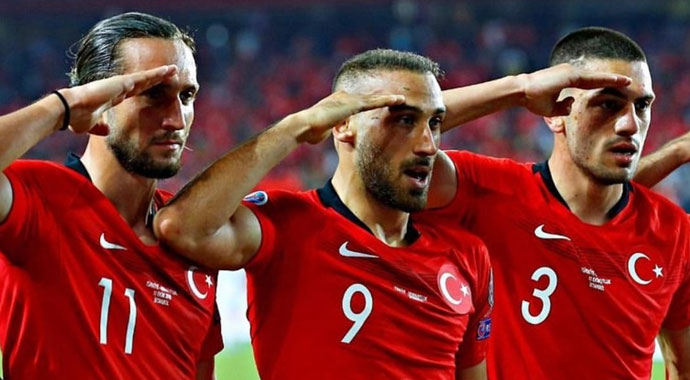 Bir asker selamı skandalı daha! Fotoğraf paylaştı, takımdan kovuldu