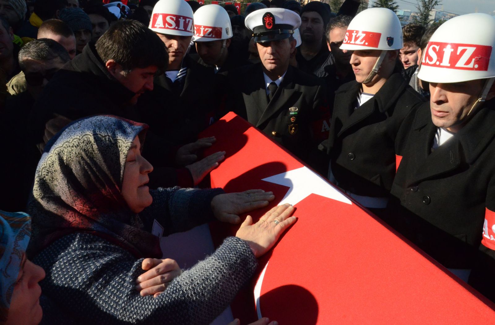 Askerler şehit annesinin ayaklarını havlularla sardı