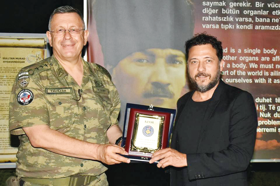 Üç ünlü isimden anlamlı hareket