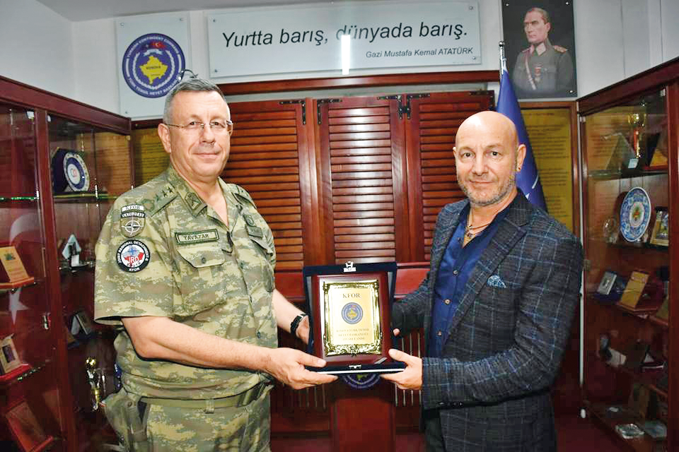 Üç ünlü isimden anlamlı hareket